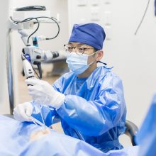 耳鼻科医が俳優の佐藤健さんも受けた副鼻腔炎の手術について解説します。