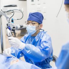芸能人の有吉弘行さんも受けた鼻中隔弯曲症の手術について、日帰り手術をしている耳鼻科医が解説します
